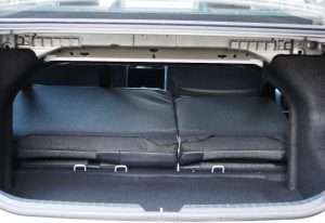 Avalição: Toyota Yaris Sedã XS 2023- Porta-malas totalmente rebatido