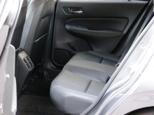 Avaliação: Novo Honda City Hatch Touring 2022, espaço interno traseiro