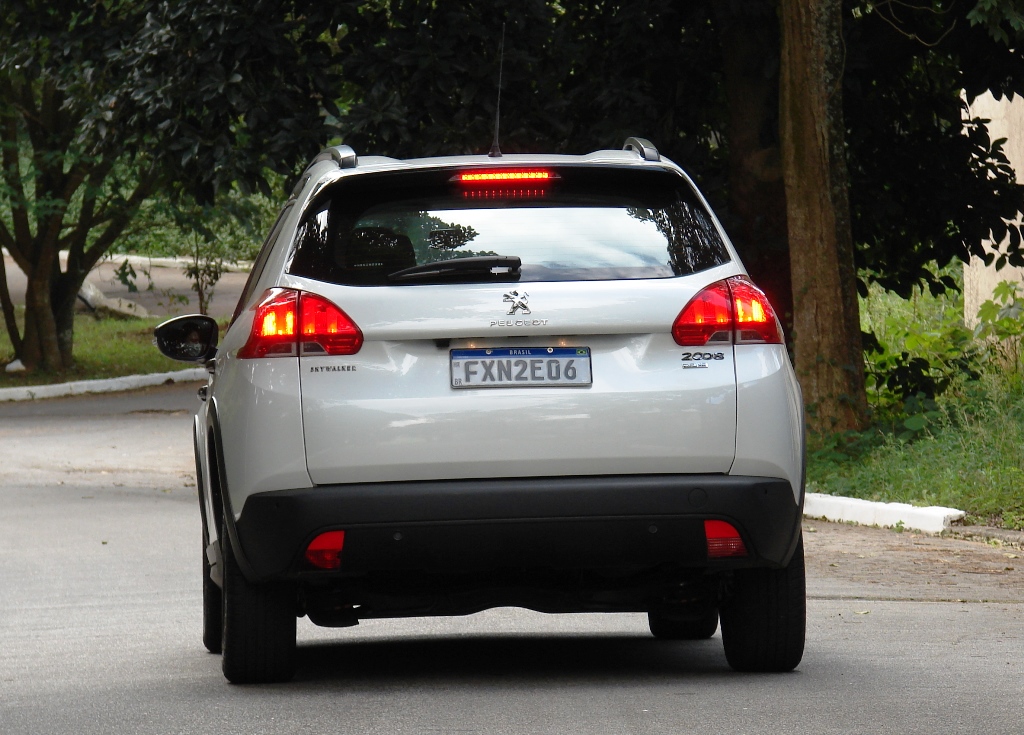 Avaliação: Peugeot 2008 Griffe Skywalker 1.6 THP, traseira