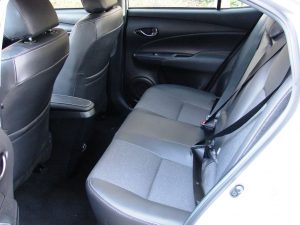 Avalição: Toyota Yaris Sedã XS 2023-Espaço interno traseiro