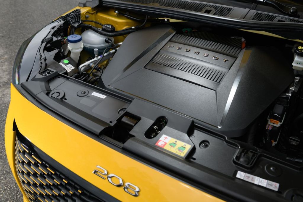 Lançamento: carro elétrico Peugeot e-208 GT