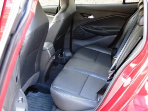 Avaliação: Chevrolet Onix Premier Hatch 2023-espaço interno traseiro-Foto: AutoAgora.com.br