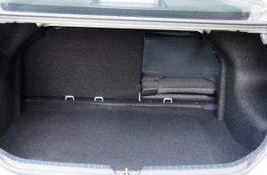 Avalição: Toyota Yaris Sedã XS 2023-Porta-malas rebatido 60/40