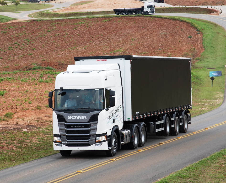 Scania lança linha Super com motor mais econômico  