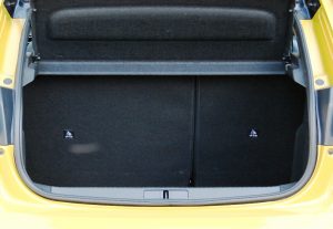 Avaliação: Peugeot e-208 GT Porta-malas