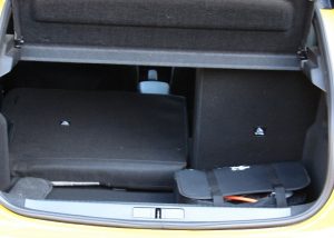 Avaliação: Peugeot e-208 GT Porta-malas rebatido 60/40