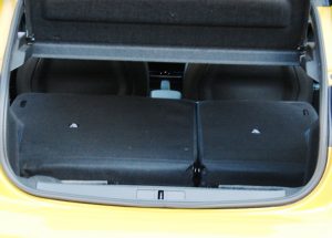Avaliação: Peugeot e-208 GT Porta-malas bancos rebatidos