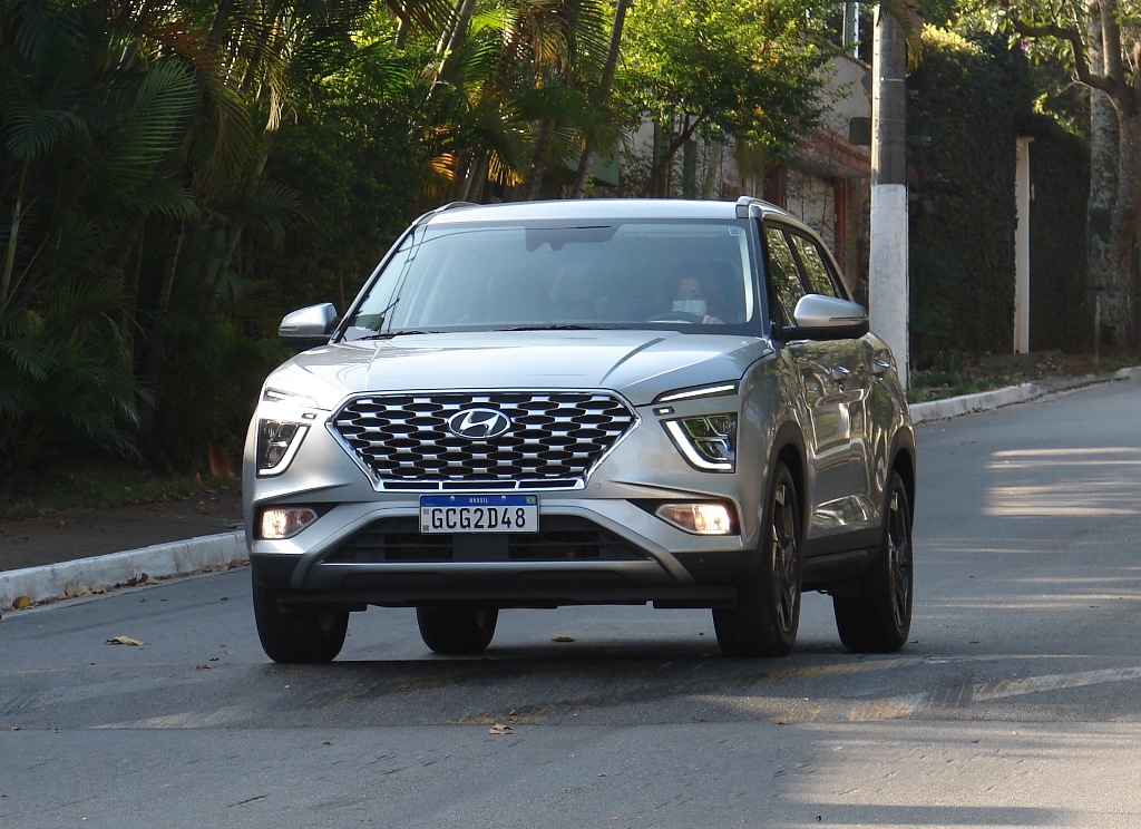 Avaliação: SUV Hyundai Creta 2.0 Ultimate 2023 Passando em lombada