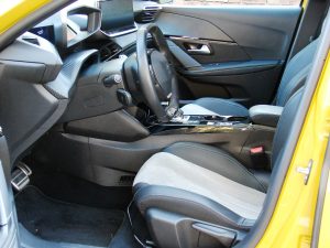Avaliação: Peugeot e-208 GT Espaço dianteiro