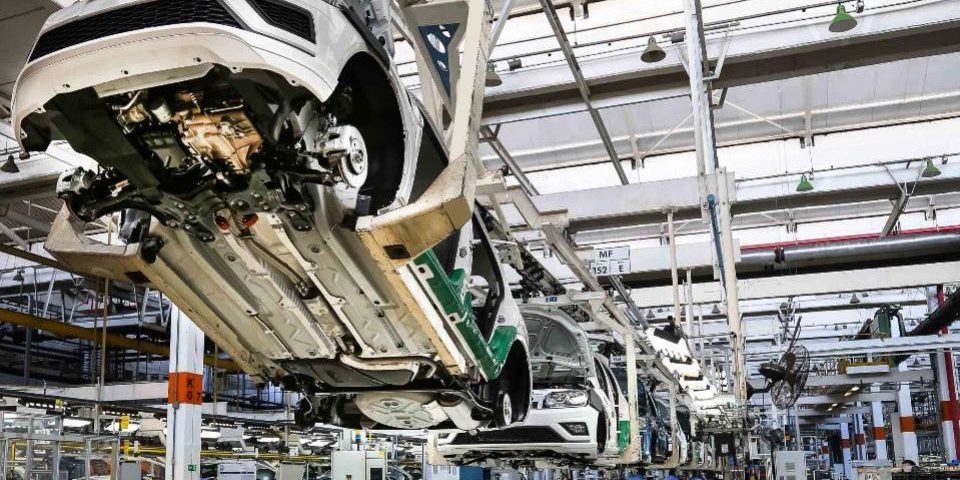 Fábricas de automóveis paralisam as linhas de produção Fábrica VW Taubaté