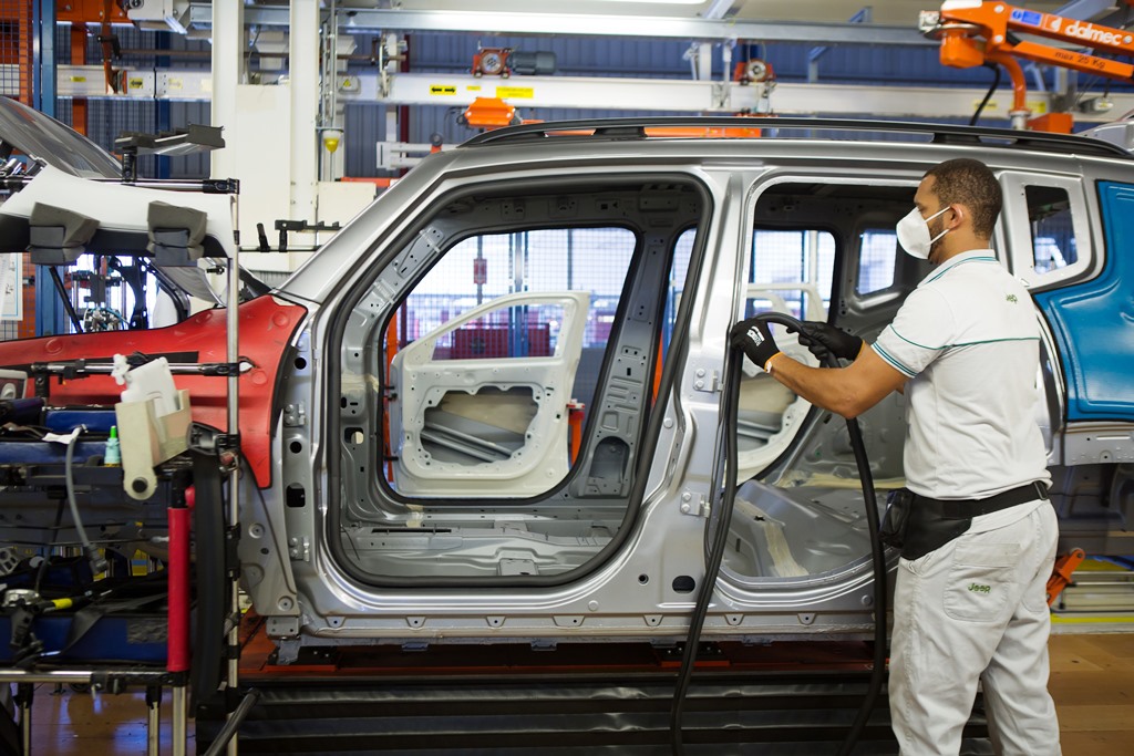 Fábricas de automóveis paralisam as linhas de produção Fábrica Stellantis