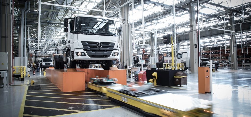 Fábricas de automóveis paralisam as linhas de produção Mercedes-Benz
