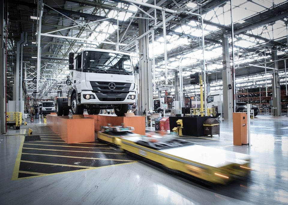 Fábricas de automóveis paralisam as linhas de produção Mercedes-Benz
