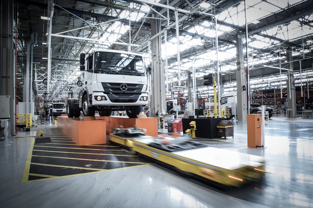 Fábricas de automóveis paralisam as linhas de produção Mercedes-Benz