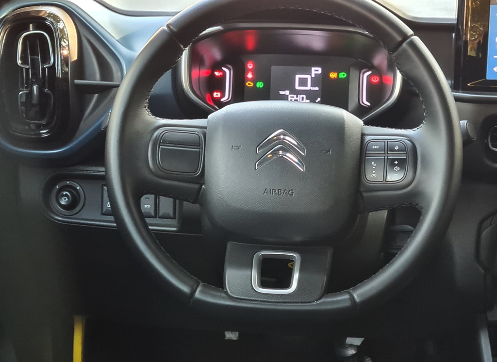 Avaliação: Novo Citroën C3 2023 FEEL PACK 1.6 automático Volante multifuncional