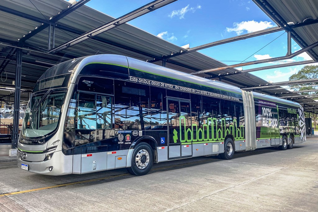 Teste de ônibus elétrico articulado em Curitiba