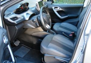 Avaliação: SUV Peugeot 2008 Style 2023 1.6 Flex AT6 Espaço dianteiro