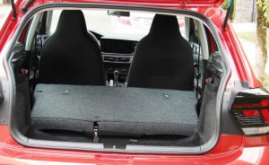 Avaliação: Novo VW Polo Comfortline TSI 170 2023 Porta-malas rebatido