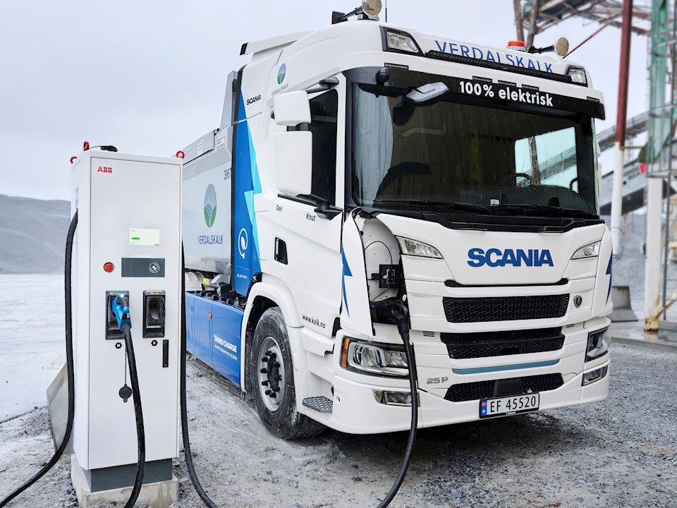 Scania e ABB E-mobility assinam acordo global