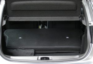 Avaliação: Peugeot 208 Style Turbo 2024 Porta-malas com o encosto traseiro rebatido