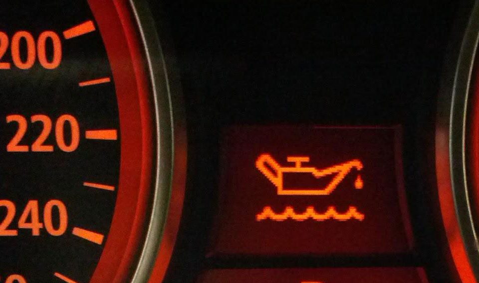 Luz do óleo acesa é sinal de extrema atenção. Isso acontece quando o motor não está sendo lubrificado da maneira correta. Muita atenção!