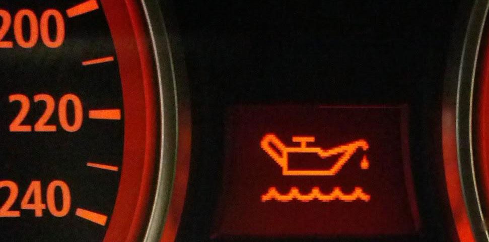 Luz do óleo acesa é sinal de extrema atenção. Isso acontece quando o motor não está sendo lubrificado da maneira correta. Muita atenção!