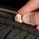 Moedas são excelentes indicativos para a verificação do estado de um pneus