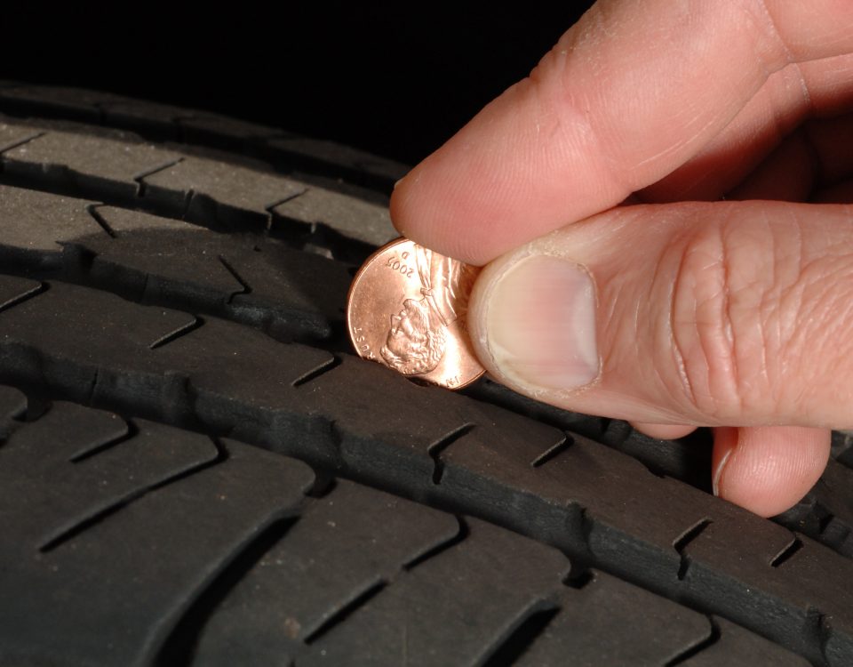 Moedas são excelentes indicativos para a verificação do estado de um pneus