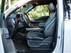 Avaliação: Picape grande Ford F-150 Platinum Espaço dianteiro