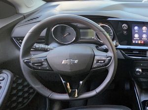Avaliação: Diferenças Nova Chevrolet Montana RS e Montana Premier 2024 Painel de instrumentos e volante