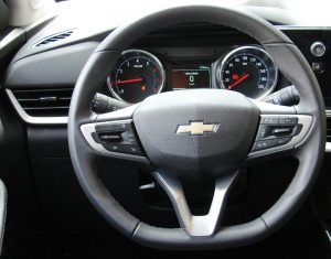 Avaliação: Diferenças Nova Chevrolet Montana RS e Montana Premier 2024 Painel de instrumentos e volante 