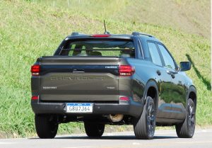 Avaliação: Diferenças Nova Chevrolet Montana RS e Montana Premier 2024 Montana Premier traseira rodovia