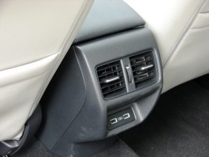 Avaliação: Honda Civic Híbrido eHEV 2024 saída de ar traseira