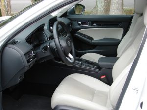 Avaliação: Honda Civic Híbrido eHEV 2024 Espaço dianteiro
