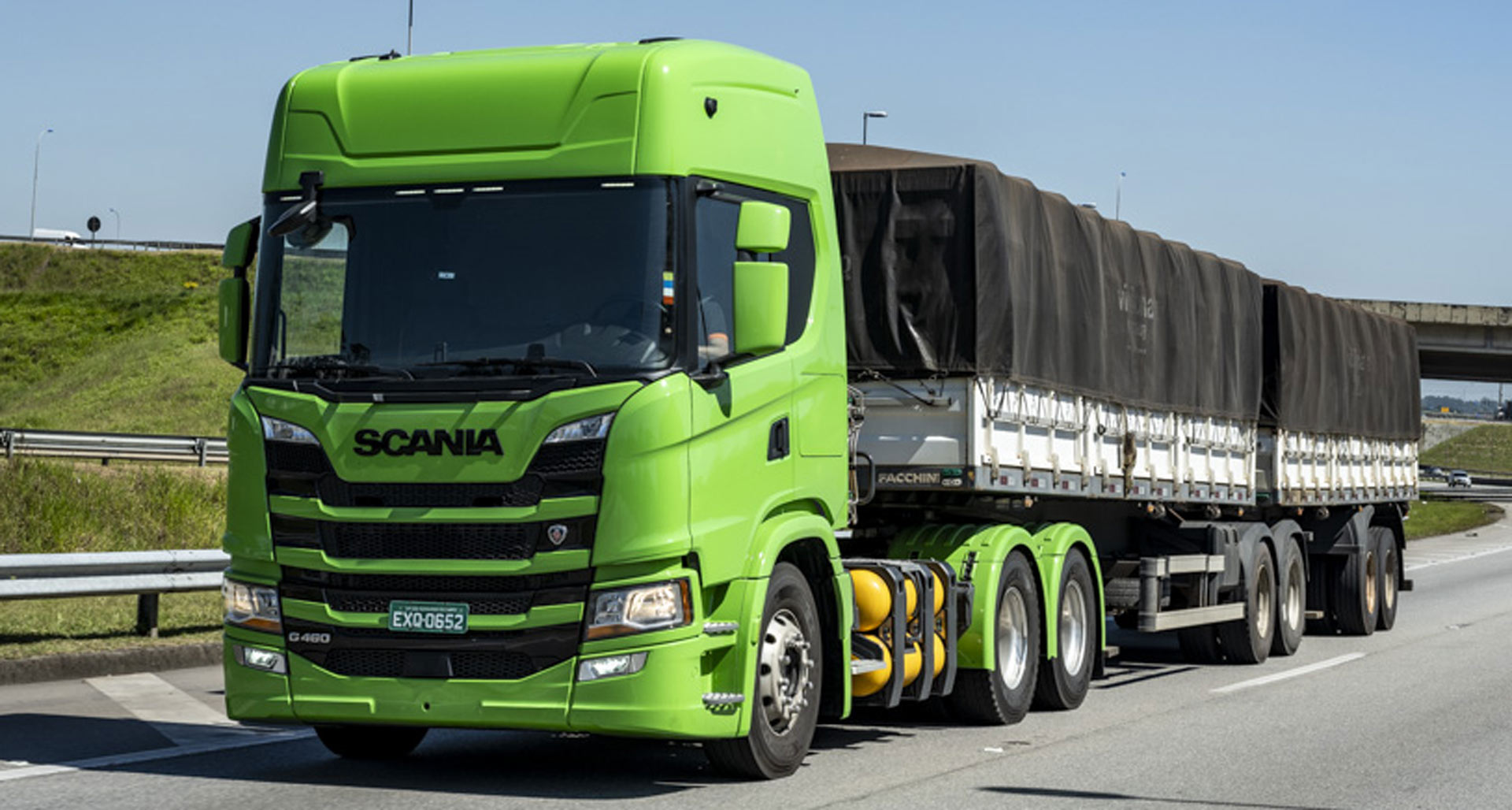 O P 280 cavalos pode ser configurado nas versões 4x2, 6x2 e 6x4, no chassi rígido ou plataforma. O motor de 9 litros desenvolve torque de 1.350Nm (1.000 @ 1.400 rpm). Os entre-eixos são de 3.750mm até 6.350mm, com capacidade de volume de gás de 226 ou 182 metros cúbicos. A autonomia entre 400 km e 500 km