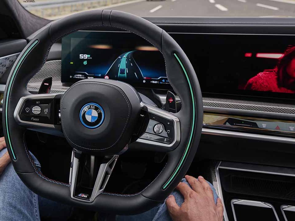 A BMW recebeu aprovação para a combinação de um sistema de assistência à condução de Nível 2 (BMW Highway Assistant) e um sistema de Nível 3 no mesmo veículo. A novidade está no novo BMW Série 7 e estabelece um marco no campo da condução automatizada.