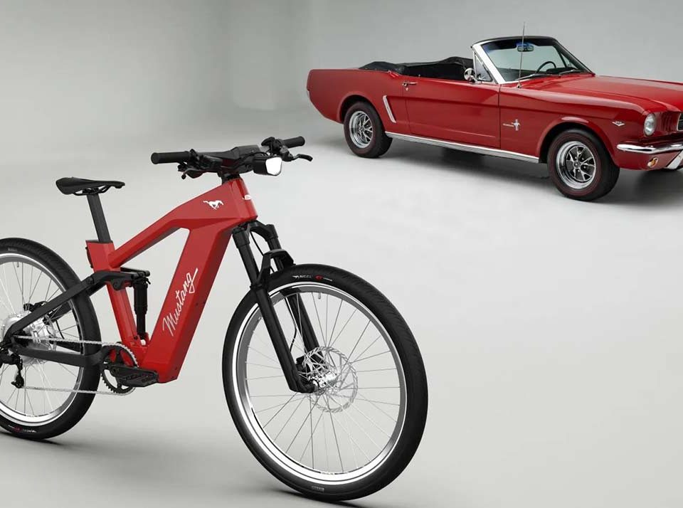 A Ford está aproveitando as conhecidas marcas, Bronco e Mustang , para entrar no segmento de bicicletas elétricas. Para tanto ela lançou duas linhas de e-bikes. Uma proposta traz como tema o Mustang, desenvolvida para uso em estradas e rodovias, a outra, inspirada no Bronco, foi projetada para trilhas.