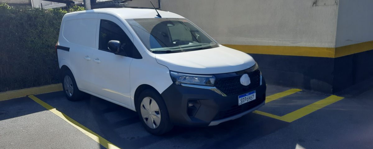 Nissan Townstar é flagrado com poucos disfarces