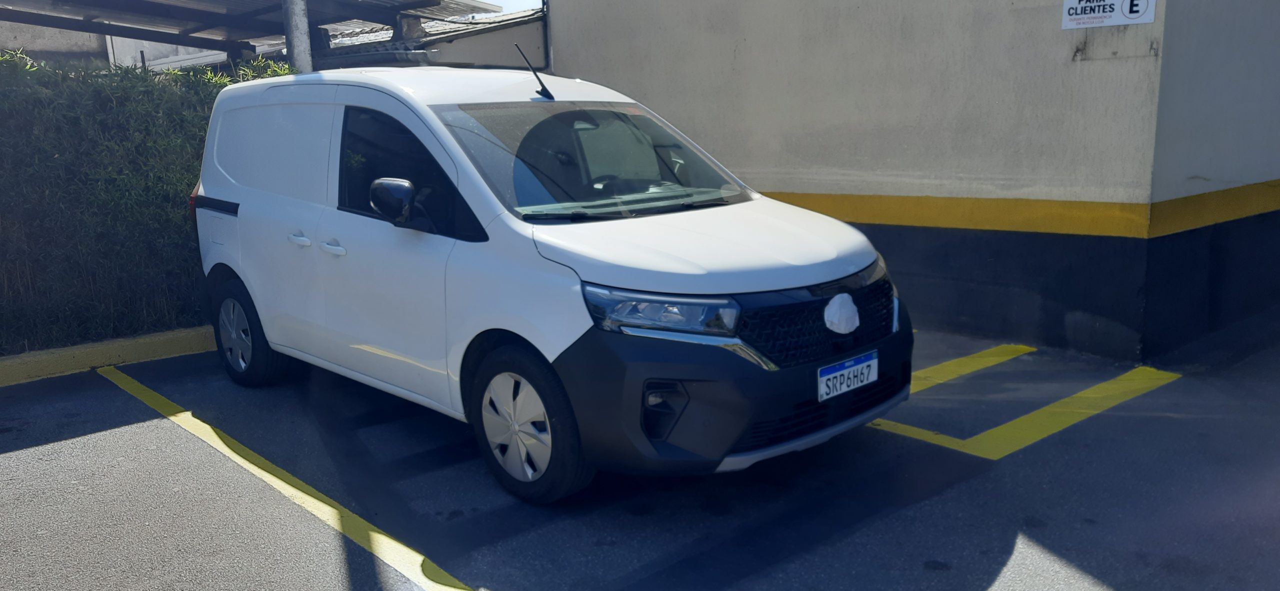 Nissan Townstar é flagrado com poucos disfarces