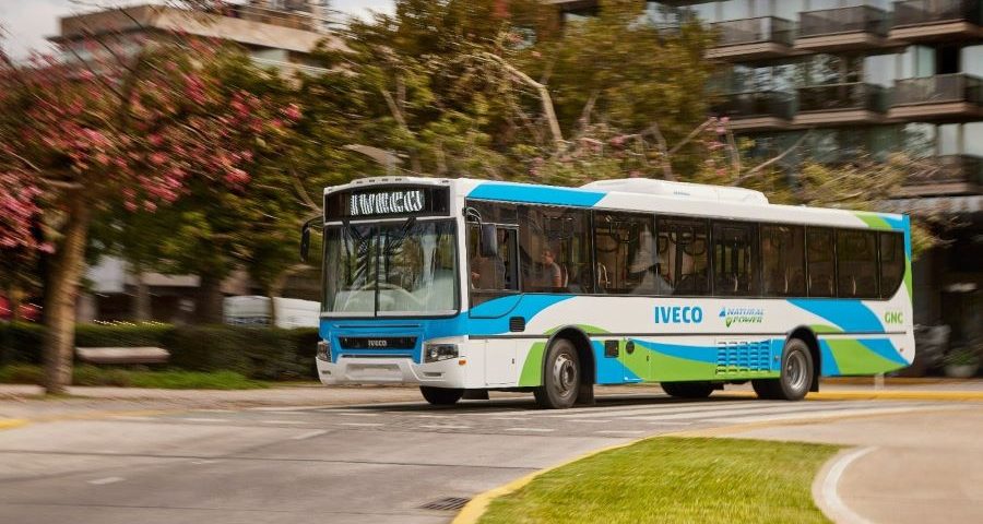 Ônibus da Iveco movido a GNV. Autonomia de 350 km