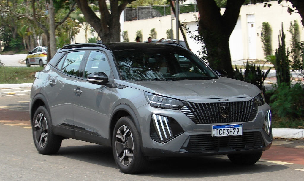 Avaliação: Novo Peugeot 2008 GT 2025 movimento