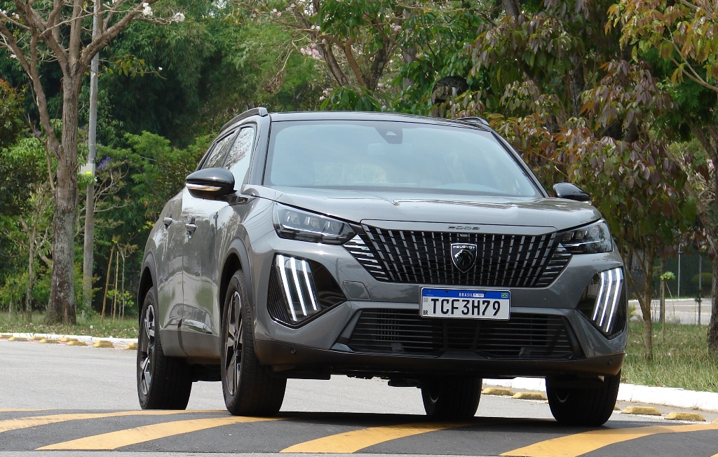 Avaliação: Novo Peugeot 2008 GT 2025 Movimento passando por lombada