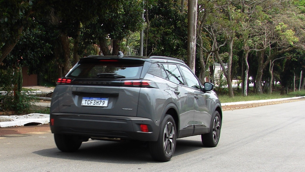 Avaliação: Novo Peugeot 2008 GT 2025 Movimento traseira