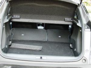 Avaliação: Novo Peugeot 2008 GT 2025 Porta-malas rebatido