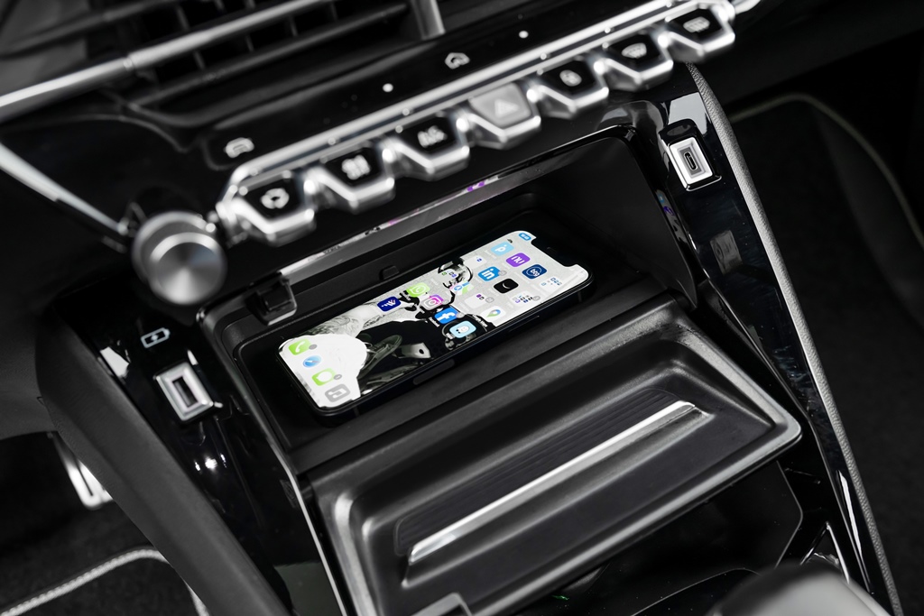 Avaliação: Novo Peugeot 2008 GT 2025 Carregador de celular