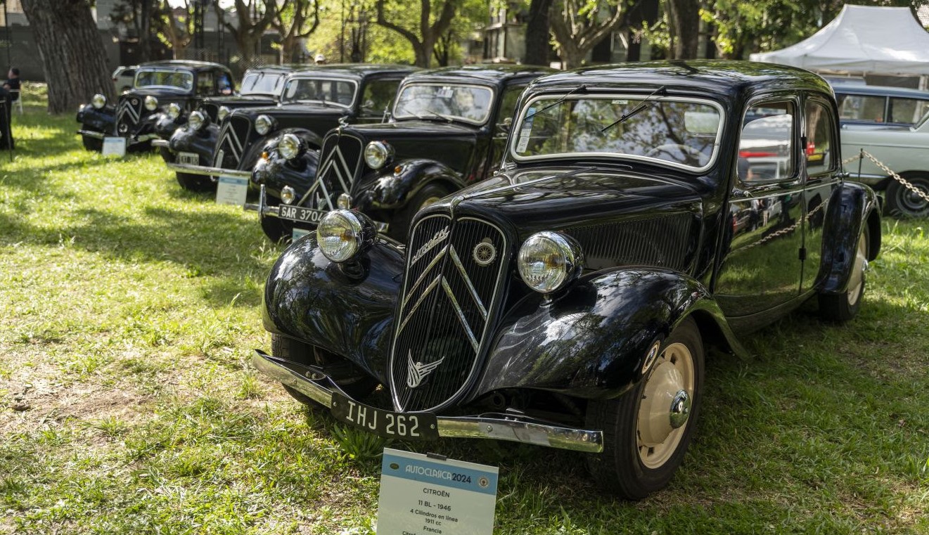 Anualmente, o estande do Citroën Club Buenos Aires está presente no mais importante salão de carros e motos clássicos da América do Sul. Logo, Citroën celebra 90 anos do Traction Avant.