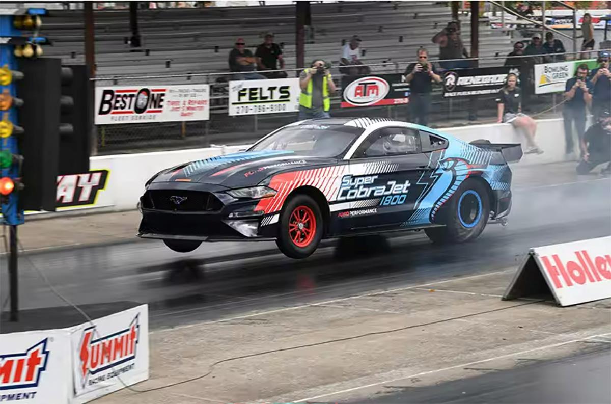A prova de quarto de milha (cerca de 400 metros) corresponde, no automobilismo, ao que os 100 metros rasos são no atletismo. É a competição clássica de tiro curto para medir a explosão da velocidade. Prato cheio para Mustang Super Cobra Jet 1800 que bate mais um recorde.