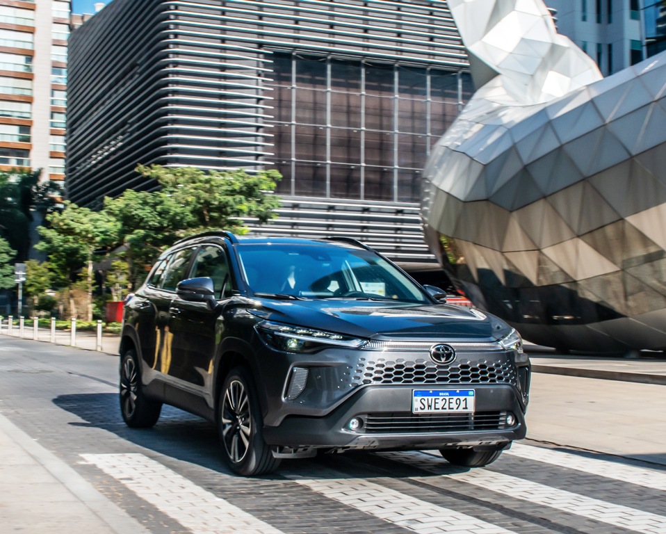 Avaliação: Toyota Corolla Cross XRX 2026 movimento