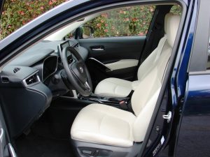 Avaliação: Toyota Corolla Cross XRX 2026 Interior dianteiro