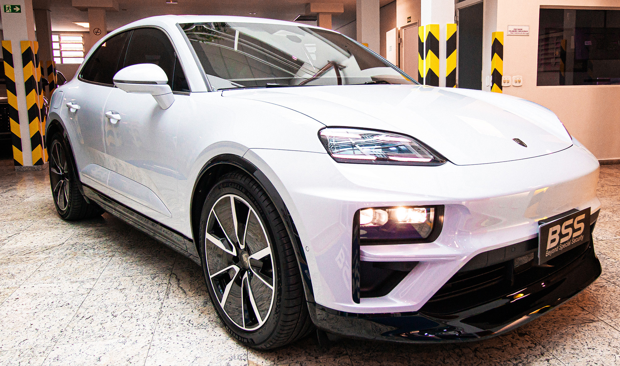 Porsche Macan elétrico recebe blindagem inédita no Brasil. A BSS Blindagens, referência em blindagem de veículos premium, concluiu a proteção do primeiro Porsche Macan elétrico blindado do mundo.